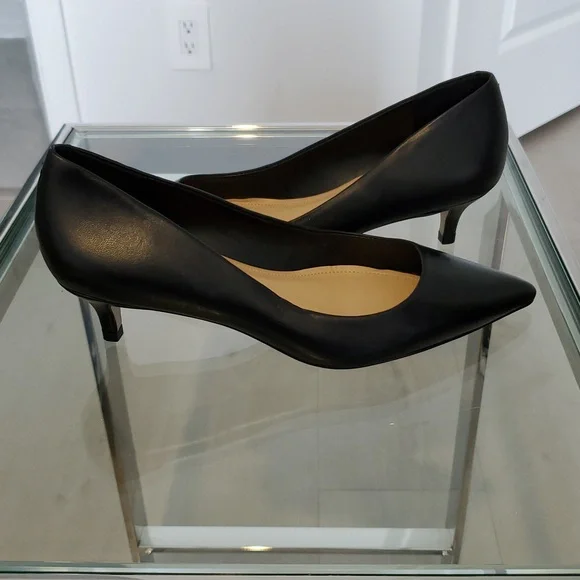 Saks 5th Ave womens Black Leather Kitten Heel Pumps Size 6 like new no box - Picture 7 of 8